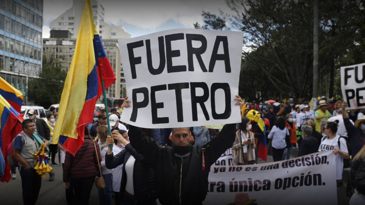 Marchas contra Petro