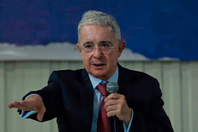 Uribe le extiende invitación a Petro